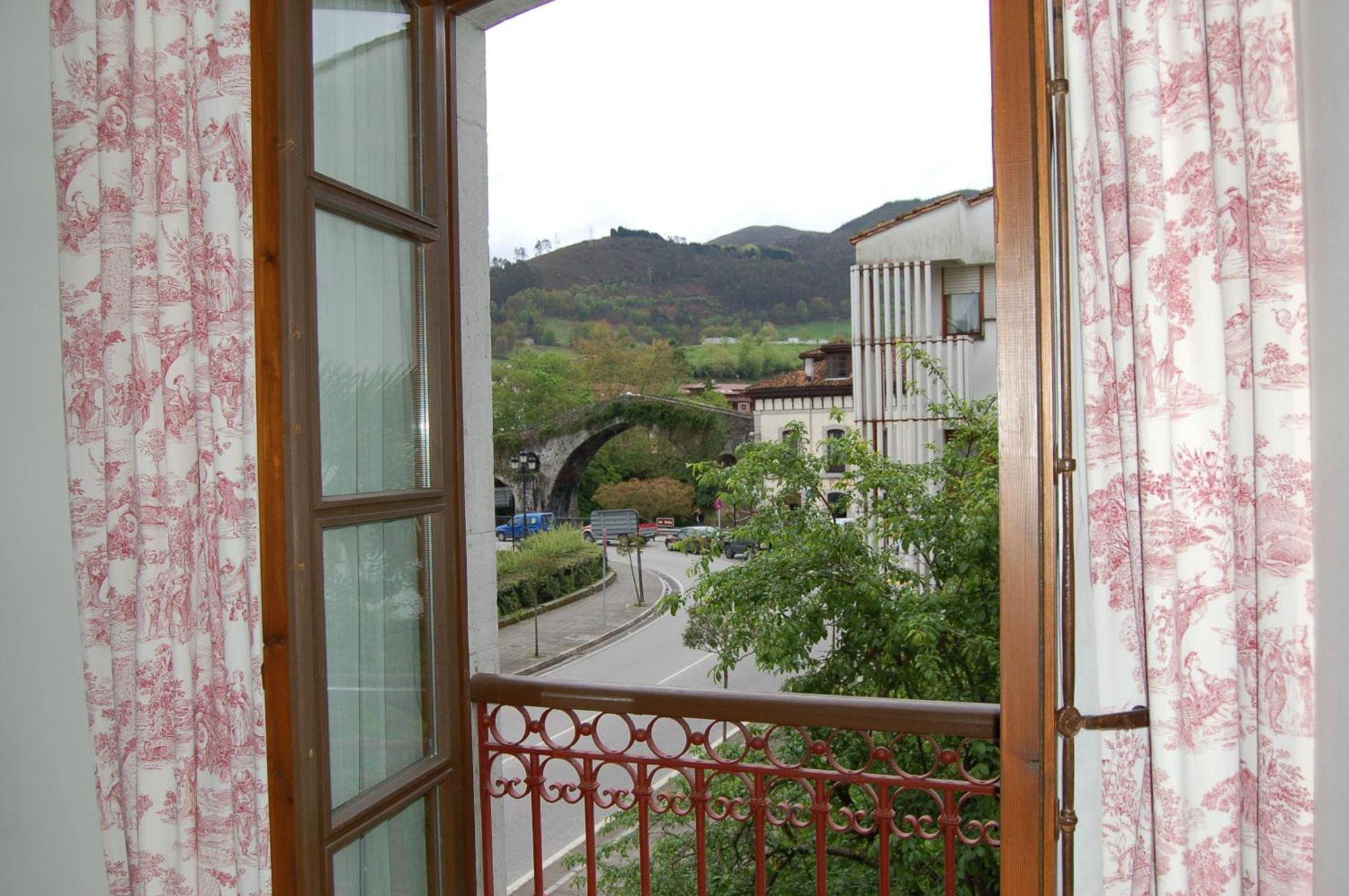 Puente Romano Cangas de Onís Exterior photo
